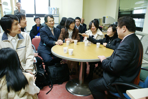 나사렛 대학교 점자문헌정보학과 이완우 교수와 후쿠시마 사토시 교수 일행의 대담 장면. 